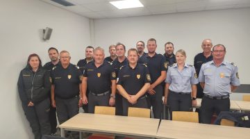 Gruppenfoto Der Bergwächter Und Bergwächterinnen Die Als Straßenaufsichtsorgan Des Landes Tirol Vereidigt Worden Sind